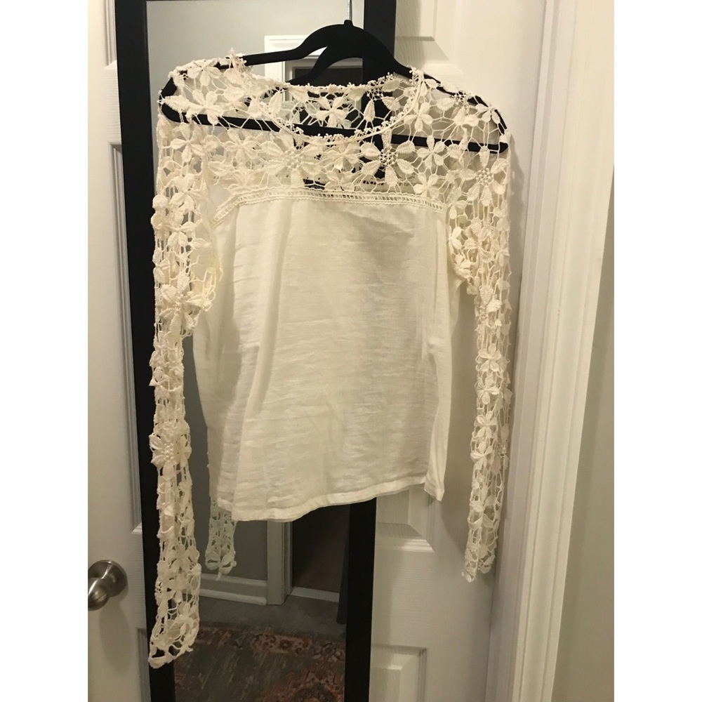White blouse w/floral detailed sleeves